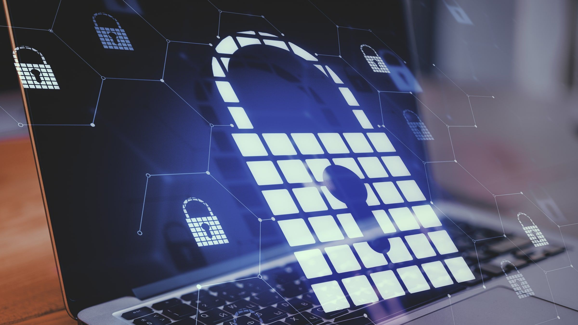 Aufgeklappter Laptop, darüber ein leuchtendes Vorhängeschloss und ein Netz aus Datenpunkten