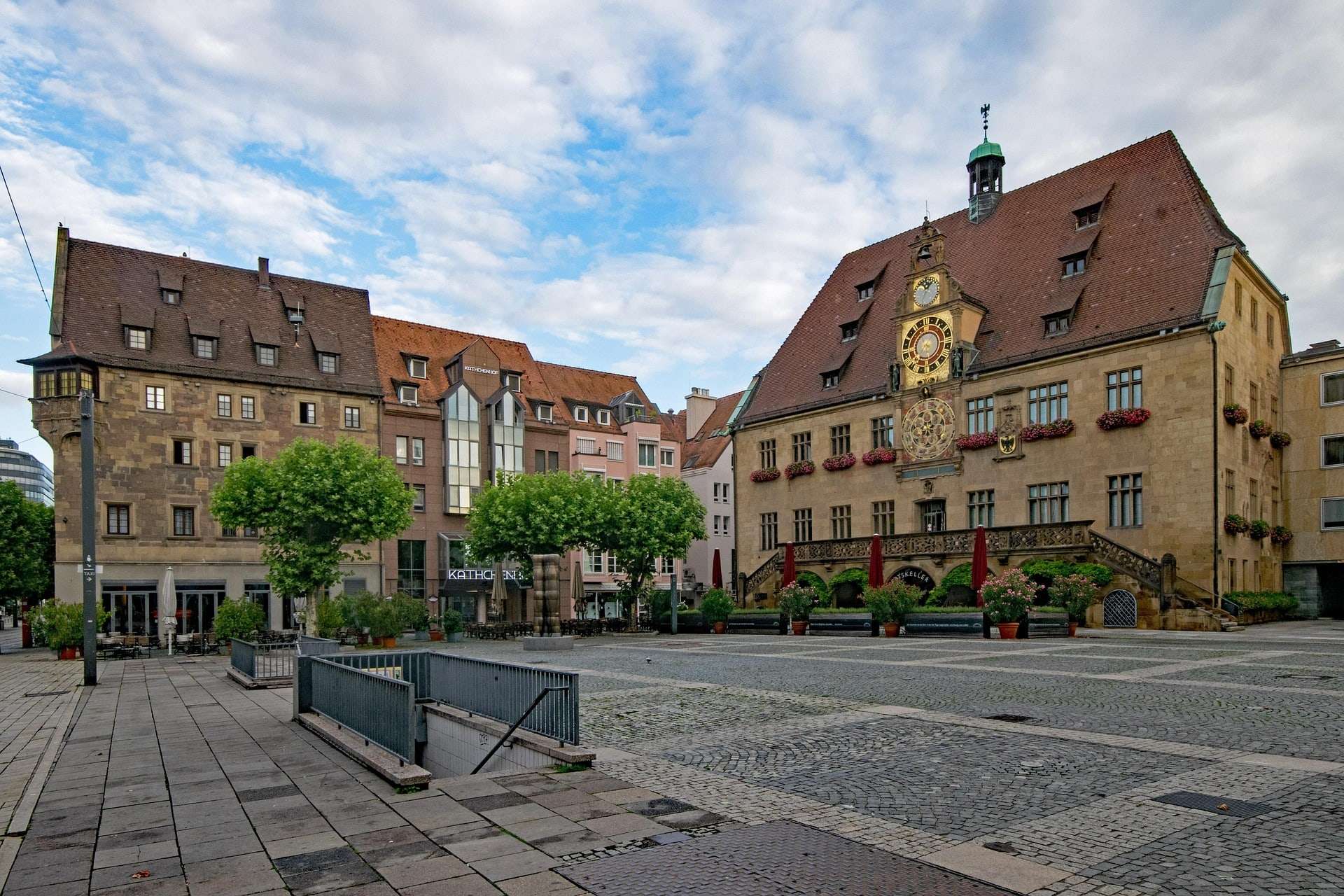 Der Heilbronner Marktplatz mit dem historischen Rathaus und seiner astronomischen Uhr