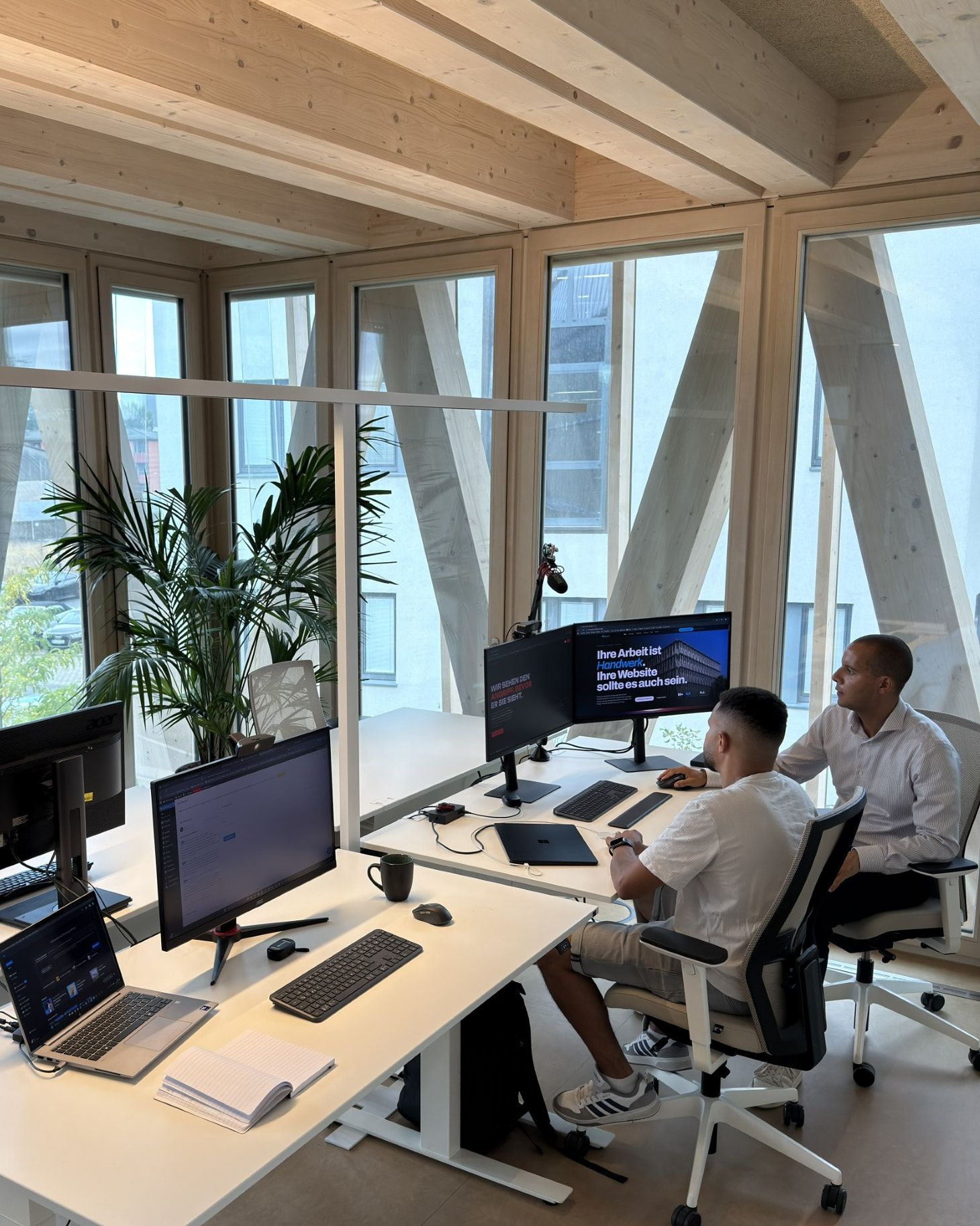 Dennis und Yannick Kionga am Schreibtisch im Büro von Weblegenden in Heilbronn